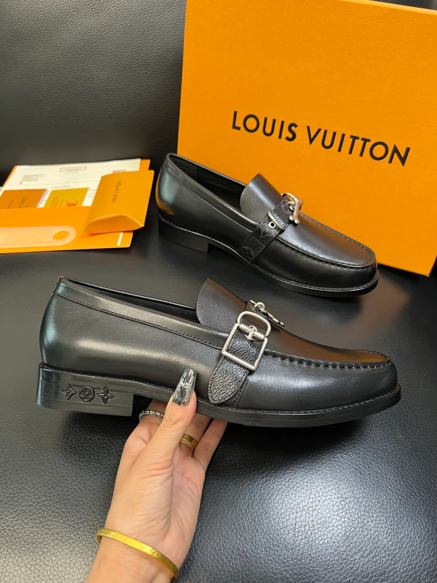 Men's shoes 💰920 Lv high quality top crafts Louis Vuitton leather shoes counter synchronized with original factory configuration, uppers imported from Italy, imported water-dyed cowhide lining, soles: original genuine leather soles specially provided by the original factory, original factory and single goods, welcome to compare, code number 39-44 (customized 38 45 46)